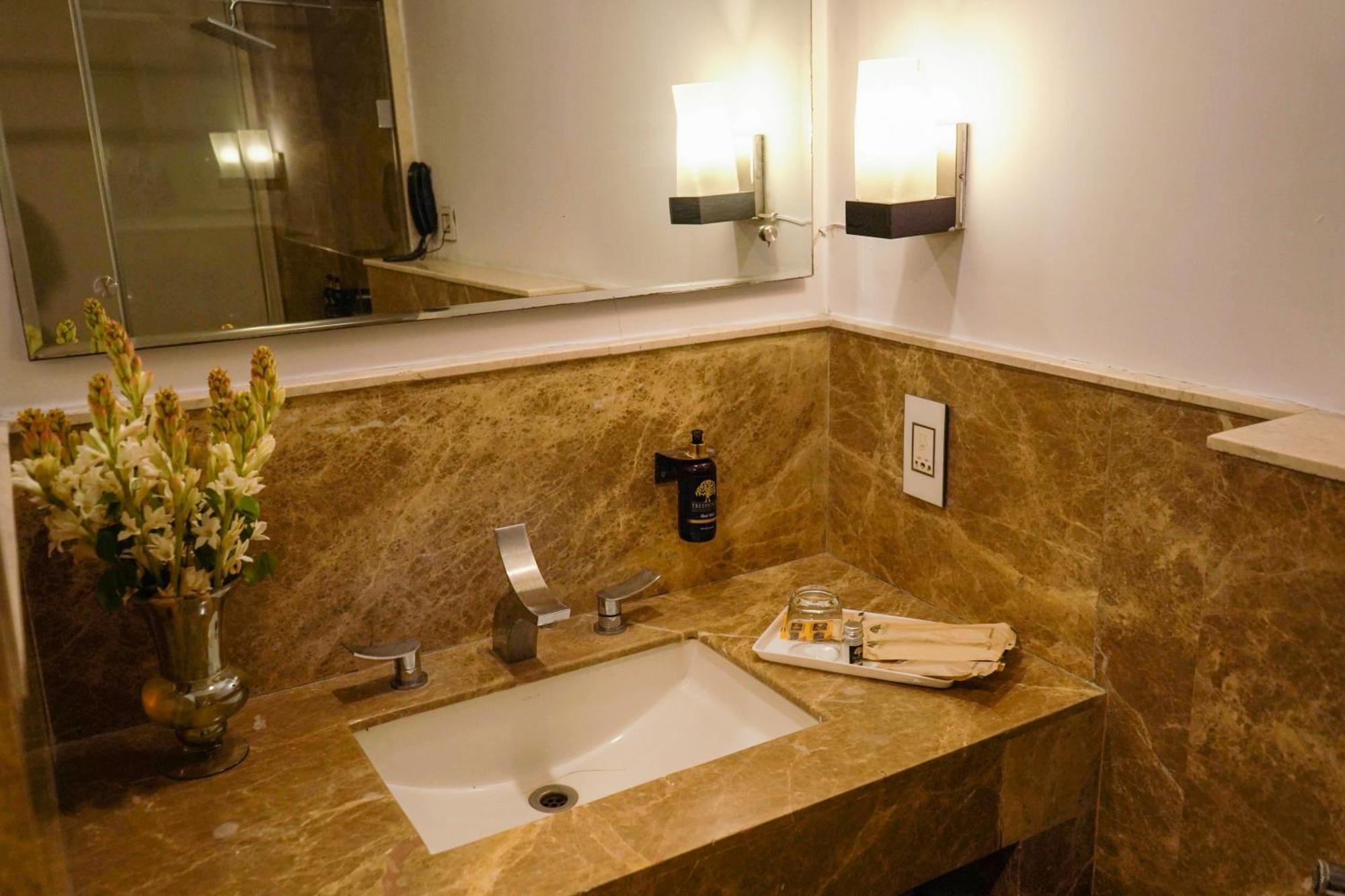 Treehouse Queens Pearl Gurgaon Eksteriør billede